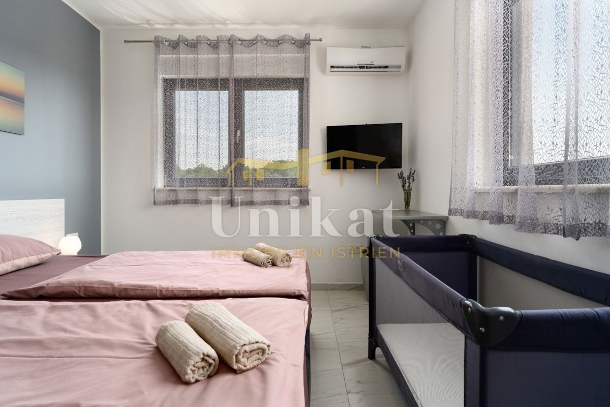 Moderna doppia villetta con piscina e vista mare